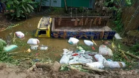 রাজবাড়ীতে গরু বোঝাই ট্রাক উল্টে নিহত ২