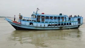 ৪৬ ঘণ্টা পর দৌলতদিয়া-পাটুরিয়া লঞ্চ চলাচল শুরু
