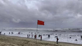সমুদ্রবন্দর থেকে নামল সতর্ক সংকেত