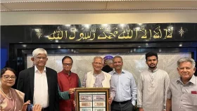 প্রধান উপদেষ্টার কাছে নতুন ব্যাংক নোট হস্তান্তর
