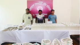 বগুড়ায় সেনাবাহিনীর অভিযানে মাদকদ্রব্যসহ গ্রেপ্তার ৪