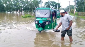 মৌলভীবাজারে বাঁধ উপচে লোকালয়ে ঢুকছে মনু নদীর পানি