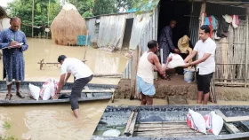 বন্যার্তদের দুয়ারে ত্রাণ নিয়ে হাজির ইউএনও তাজ উদ্দিন