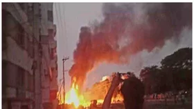 ট্রাক উল্টে ২ শতাধিক সিলিন্ডার বিস্ফোরণ