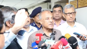 ট্রেনের ছাদে উঠে ভ্রমণ করা যাবে না: স্বরাষ্ট্র উপদেষ্টা 
