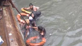 সদরঘাটে হুড়োহুড়ি, লঞ্চে উঠতে গিয়ে বুড়িগঙ্গায় নারী-শিশু