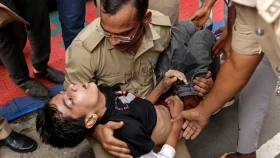 সব পথ বন্ধ; আহতদের কোলে, কাঁধে নিয়ে ছুটছিলেন পুলিশকর্মীরা!