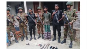 মহেশপুরে যৌথ বাহিনীর অভিযান, আগ্নেয়াস্ত্রসহ যুবক গ্রেপ্তার