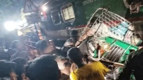 চট্টগ্রামে ট্রেনের ধাক্কায় দুমড়েমুচড়ে গেল অটোরিকশা, নিহত ১