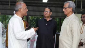 আইনশৃঙ্খলা বাহিনীর সদস্যদের সঙ্গে স্বরাষ্ট্র উপদেষ্টার ঈদ শুভেচ্ছা বিনিময়