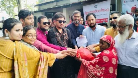 জামালপুরে দুস্থ-অসহায়দের মাংস ও খাদ্যসামগ্রী দিল রেডক্রিসেন্ট