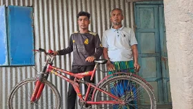 ছেলের হাসির জন্য বাবার অবিশ্বাস্য ত্যাগ
