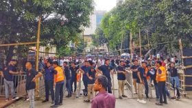 জাতীয় স্টেডিয়ামে দর্শকদের ভিড়, ২টায় খোলা হয়নি গেট