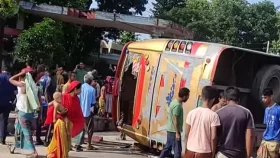 ময়মনসিংহে বাস নিয়ন্ত্রণ হারিয়ে নিহত হেলপার 