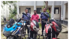 ৩ চোরাই মোটরসাইকেলসহ চোরচক্রের মূলহোতা গ্রেপ্তার