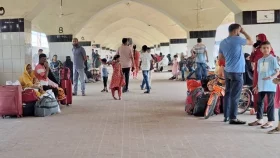ঈদ শেষে রাজধানীতে ঢাকামুখী মানুষ
