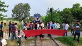 রাজশাহীতে রেলপথ অবরোধ, সারা দেশের সঙ্গে যোগাযোগ বন্ধ