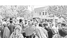 আসামি ছাড়িয়ে নিতে থানা ঘেরাও