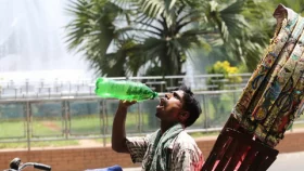 ভ্যাপসা গরমে ক্লান্ত নগরবাসী, ঢাকায় বৃষ্টির আশা নেই আজ
