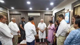 বিমান দুর্ঘটনায় নিহত প্রাক্তন মুখ্যমন্ত্রী বাড়িতে মোদী