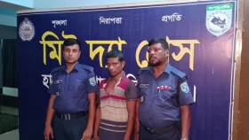হিলিতে আম দেয়ার প্রলোভনে শিশুকে ধর্ষণচেষ্টা, অভিযুক্তকে পুলিশে দিল জনতা
