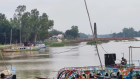 পিকনিকের নৌকা থেকে নদীতে পড়ে স্কুলছাত্র নিখোঁজ