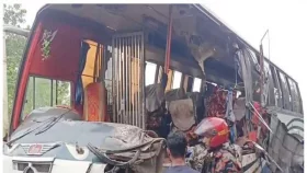 দিনাজপুরে দাঁড়িয়ে থাকা ট্রাকে বাসের ধাক্কায় নিহত ৫