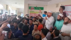 নবীকে নিয়ে কটুক্তি করায় পিতা-পুত্রকে গণধোলাই