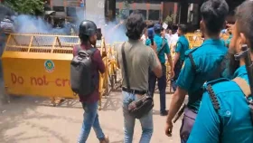 প্রেসক্লাবের সামনে নিবন্ধিত শিক্ষকদের ওপর পুলিশের লাঠিচার্জ-সাউন্ড গ্রেনেড