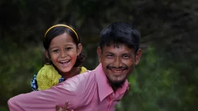 ছবিতে বাবার সঙ্গে সন্তানদের হৃদয়স্পর্শী মুহূর্ত