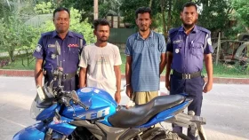 বন্ধুকে ইয়াবা দিয়ে ফাঁসাতে গিয়ে আটক ২