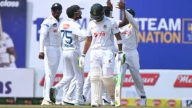 প্রথম সেশনে ৩ উইকেট হারিয়ে মুশফিক-শান্তর লড়াই