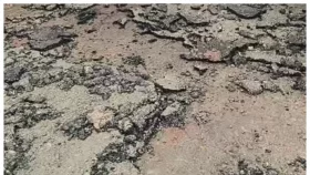 টান দিলেই উঠে যাচ্ছে সড়কের কার্পেটিং