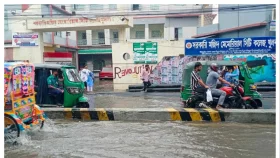 টানা বৃষ্টিতে সড়কে হাটু পানি, দুর্ভোগে জনগণ