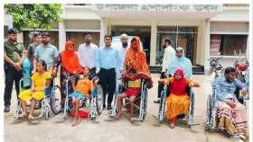 সিংড়ায় ৫ জন প্রতিবন্ধী পেল হুইল চেয়ার