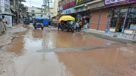 ড্রেনেজ ব্যবস্থার অভাবে সড়কের বেহাল দশা