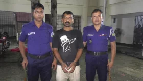 চাঁদাবাজির সময় স্বেচ্ছাসেবক দল নেতা আটক