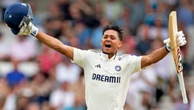 বল ভীষণ সুইং করছিল, কঠিন পরিস্থিতিতে জয়ওয়ালের সেঞ্চুরি