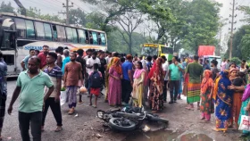 বাসচাপায় শ্রমিক নিহতঃ বাস ভাঙচুর ও সড়ক অবরোধ