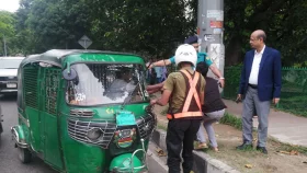 হাতিরঝিলে উল্টা পথে সিএনজি, ৮ হাজার টাকা জরিমানা
