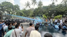 সনদের দাবিতে আন্দোলন, পুলিশ ছুড়ল জলকামান ও সাউন্ড গ্রেনেড