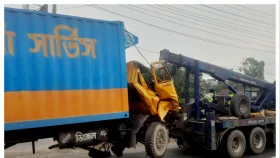 টাঙ্গাইলে দাঁড়িয়ে থাকা ট্রাকে কাভার্ডভ্যানের ধাক্কায় নিহত ১