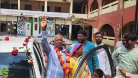 স্কুলের পরিচ্ছন্নতা কর্মীর রাজকীয় বিদায় 