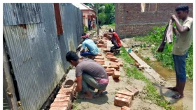 সরকারি বিদ্যালয়ের জমিতে সড়ক নির্মাণের অভিযোগ পৌরসভার বিরুদ্ধে