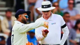 আম্পায়ারের ওপর রাগ দেখিয়ে নিষেধাজ্ঞার শঙ্কায় রিশাভ পান্ত
