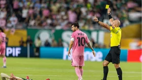 জন্মদিনের প্রাক্কালে মেসিকে হলুদ কার্ড; মায়ামিকে রুখে দিল ব্রাজিলের ক্লাব