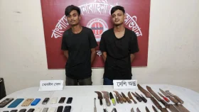 বগুড়ায় দেশি অস্ত্র, ছিনতাইকৃত মোবাইলসহ গ্রেপ্তার ২