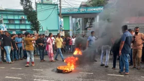 কেএমপির সদর দপ্তর ঘেরাও, প্রধান ফটকে তালা