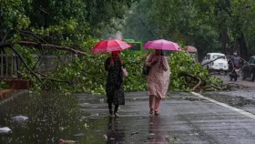 বজ্রসহ বৃষ্টির সঙ্গে আজ তাপমাত্রা কমার পূর্বাভাস