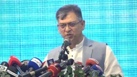 আ. লীগের কর্মীরা এক জায়গায় বলে জয়, দেড়মাইল পরে বলে বাংলা